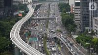 Suasana proyek pembangunan LRT Jabodebek di kawasan Jalan Gatot Soebroto, Jakarta, Senin (3/2/2020). PT KAI menanggung 60% dari kebutuhan pembangunan LRT Jabodebek senilai Rp 22,8 triliun sisanya ditanggung PT Adhi Karya dan pemerintah. (Liputan6.com/Fery Pradolo)
