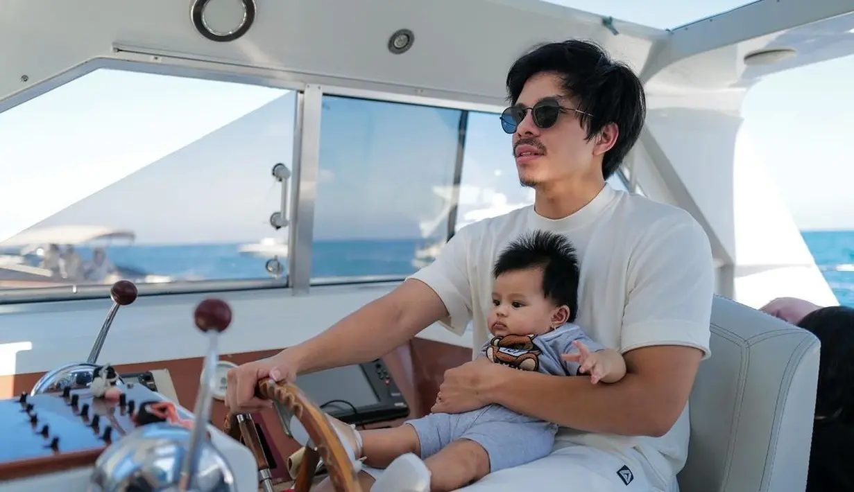 Atta Halilintar sudah mengajari putrinya, Ameena menyetir kapal laut. Ameena serius atau malah deg-degan? (Foto: Instagram/@attahalilintar)