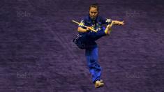 Atlet wushu Indonesia, Felda Elvira Santoso, tampil pada SEA Games nomor gunshu putri di KLCC, Kuala Lumpur, Minggu (20/8/2017). Felda berhasil meraih medali perunggu dengan meraih nilai 9,62. (Bola.com/Vitalis Yogi Trisna) 