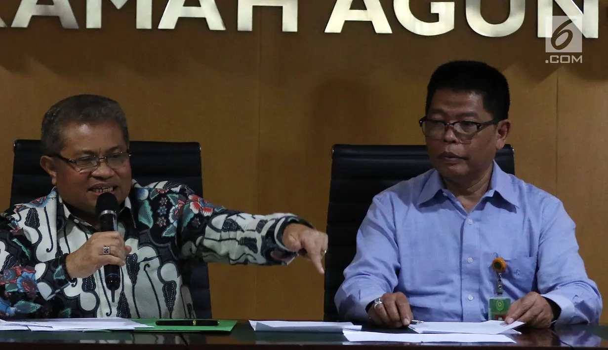Juru Bicara Mahkamah Agung (MA) Andi Samsan Ngaro dan Kepala Biro Humas MA Abdullah (kanan) menggelar konferensi pers terkait putusan Baiq Nuril, di Jakarta, Senin (8/7/2019). MA mengatakan Baiq Nuril memiliki hak untuk mengajukan amnesti sesuai UUD 1945. (Liputan6.com/Johan Tallo)