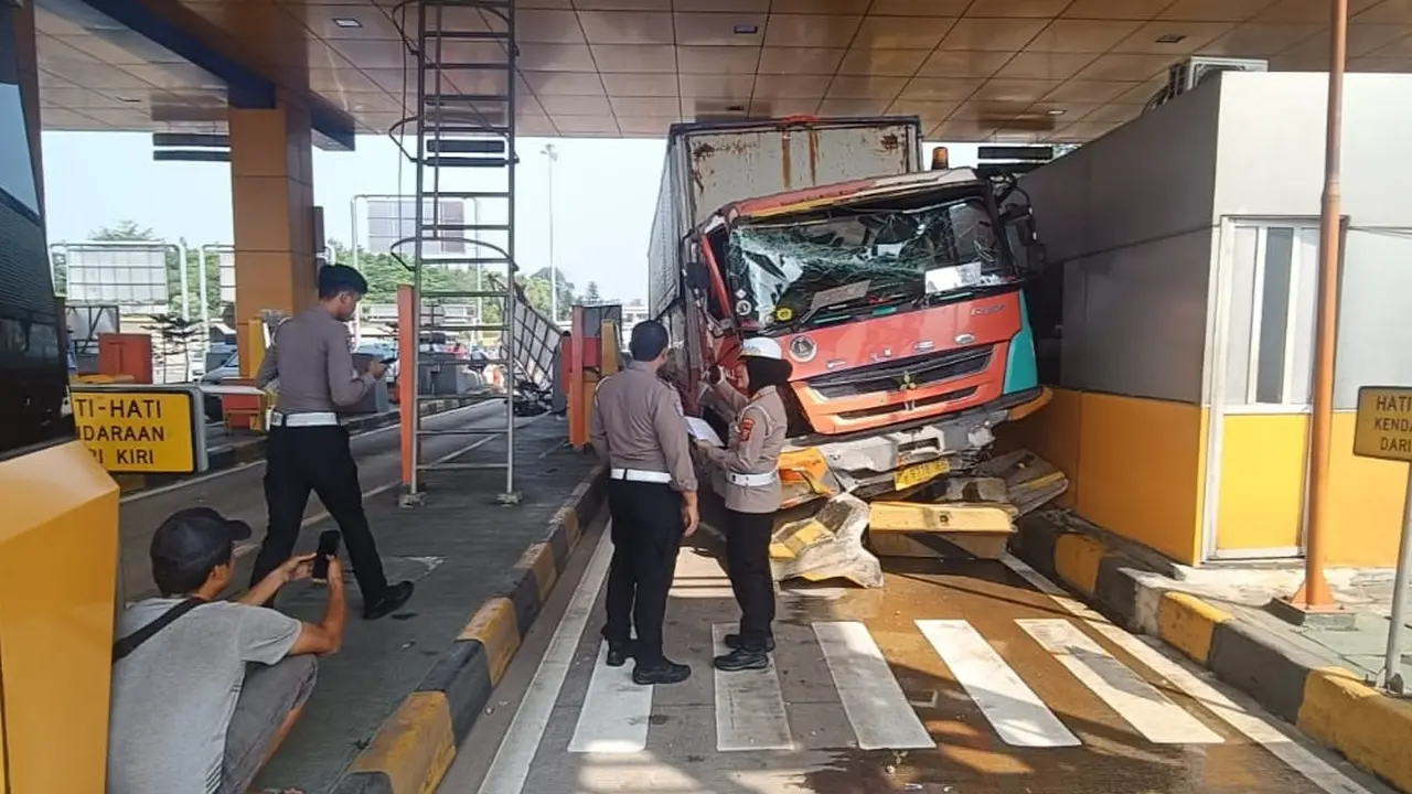 Kecelakaan di gerbang Tol Ciawi 2, Kecamatan Bogor Timur, Kota Bogor, Senin (2/6/2025) siang.