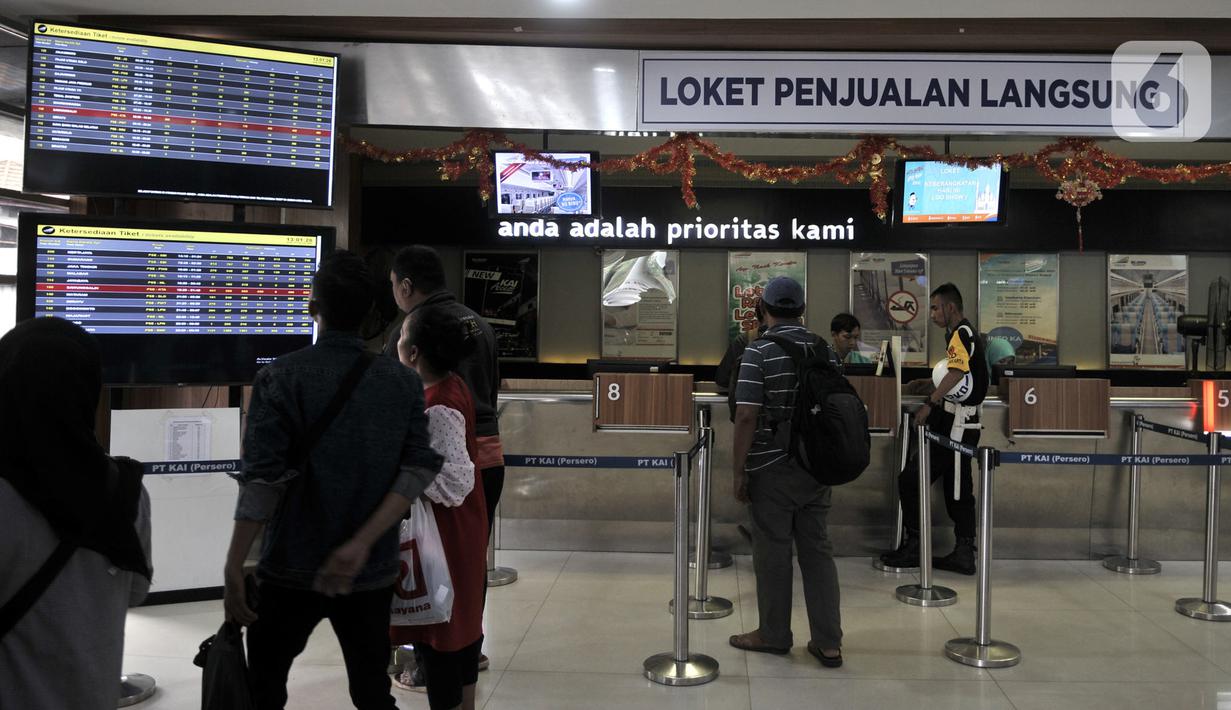 Calon penumpang saat membeli langsung tiket kereta Mudik Lebaran 2020 di loket Stasiun Pasar Senen, Jakarta, Senin (17/2/2020). PT Kereta Api Indonesia resmi membuka penjualan tiket Mudik Lebaran 2020 mulai 14 Februari 2020. (merdeka.com/Iqbal Nugroho)