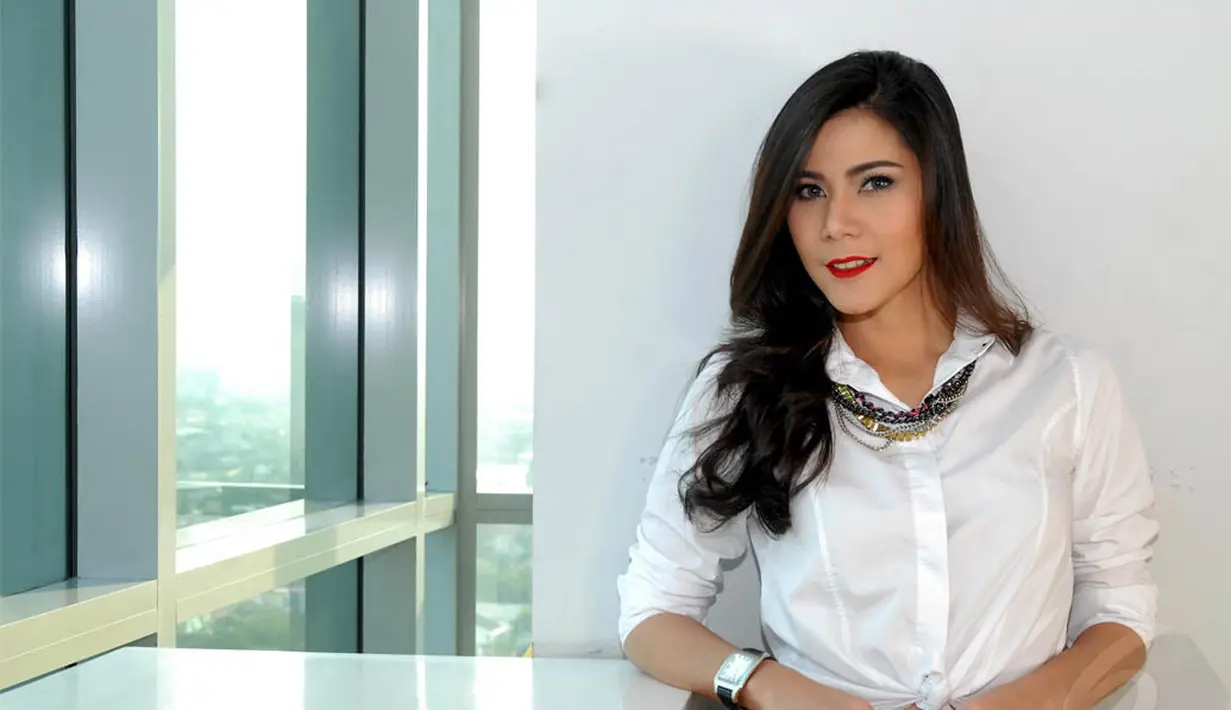 Aktris cantik Cynthia Ramlan tengah sibuk menjalani bisnis clothing line yang ia beri nama CColection, Jakarta, Kamis (10/7/14) (Liputan6.com/ Miftahul Hayat) 