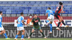 Pemain Genoa, Edoardo Goldaniga, berebut bola dengan pemain Napoli pada laga lanjutan Seria A di Stadion Comunale Luigi Ferraris, Kamis (9/7/2020) dini hari WIB. Napoli menang 2-1 atas Genoa. (Tano Pecoraro/LaPresse via AP)