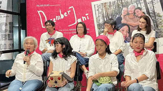 Tutie Kirana, memegang mic dan jajaran produser, sutradara, serta cast dalam konferensi pers trailer film "Desember Jani" di kawasan Jakarta pada (14/9/2026)/ (Liputan6.com/Afradhiya N. R)