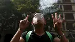 Seorang pria melakukan gerakan untuk mendukung legalisasi ganja di luar gedung Mahkamah Agung, Meksiko, Rabu (4/11/2015). Belum lama Pengadilan Meksiko memberikan izin untuk menanam dan merokok ganja untuk konsumsi pribadi. (REUTERS/Edgard Garrido)