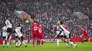 Pemain Liverpool, Trent Alexander-Arnold, melepaskan tendangan bebas ke gawang Fulham pada laga pekan 14 di Stadion Anfield, Minggu (3/12/2023). (AP Photo/Jon Super)