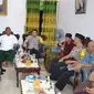 Pertemuan mengklarifikasi isu kiamat melibatkan kepolisian, tokoh agama dengan pengasuh Ponpes Miftahul Falahil Mubtadin di Kasembon, Malang (Liputan6.com/Zainul Arifin)
