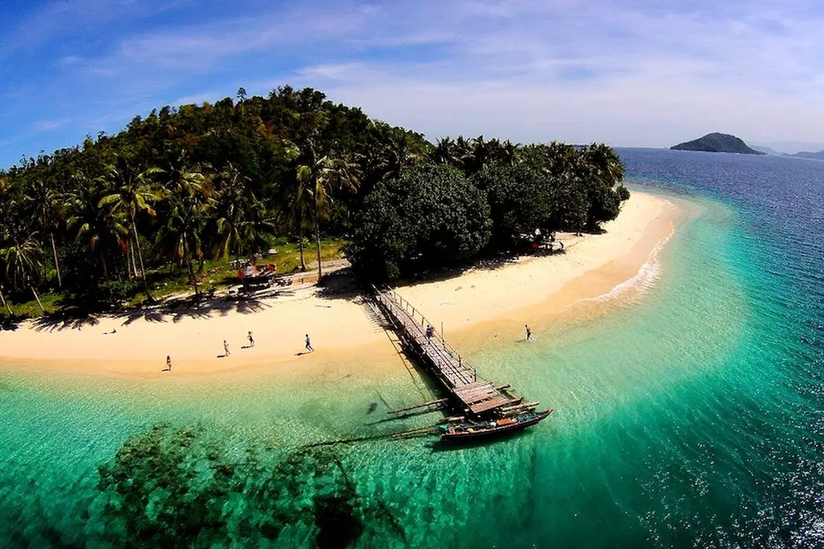 Terbius Pesona Air Laut Sebening Kristal di Pulau Pagang