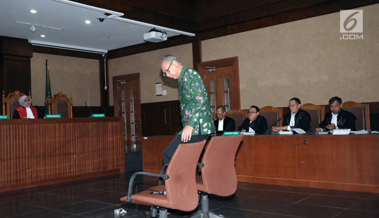 Terdakwa perkara merintangi penyidikan dugaan korupsi E-KTP, Bimanesh Sutarjo bersiap mengikuti sidang lanjutan di Pengadilan Tipikor, Jakarta, Senin (23/4). Sidang mendengar keterangan saksi. (Liputan6.com/Helmi Fithriansyah)