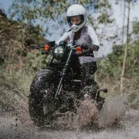 Erika Carlina tampil feminin-maskulin kenakan kebaya sambil naik moge di Hari Kartini (@eri.carl)