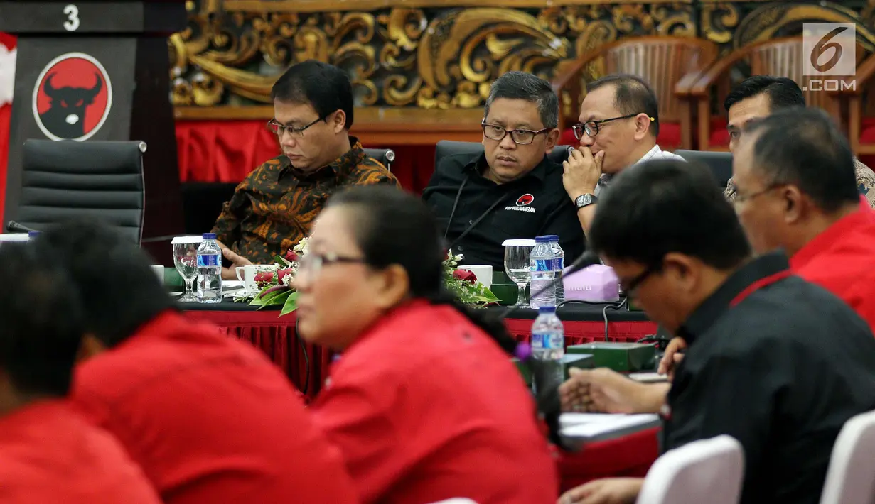 Suasana Diskusi dan Rencana Deklarasi Keterbukaan Informasi Publik Partai Politik, Jakarta, Rabu(28/3). Pada kesempatan tersebut PDIP menyampaikan kepada KIP soal transparansi keuangan partai melalui rekening gotong royong. (Liputan6.com/Johan Tallo)