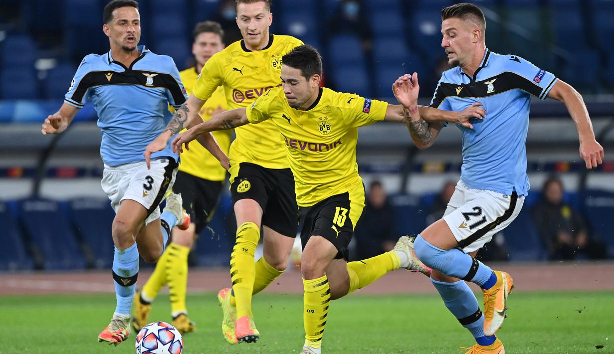 Gelandang Lazio, Sergej Milinkovic-Savic, berebut bola dengan gelandang Borussia Dortmund, Raphael Guerreiro, pada laga Grup F Liga Champions 2020/2021 di Stadion Olimpico, Rabu (21/10/2020) dini hari WIB. Lazio menang 3-1 atas Borussia Dortmund. (AFP/Alberto Pizzoli)