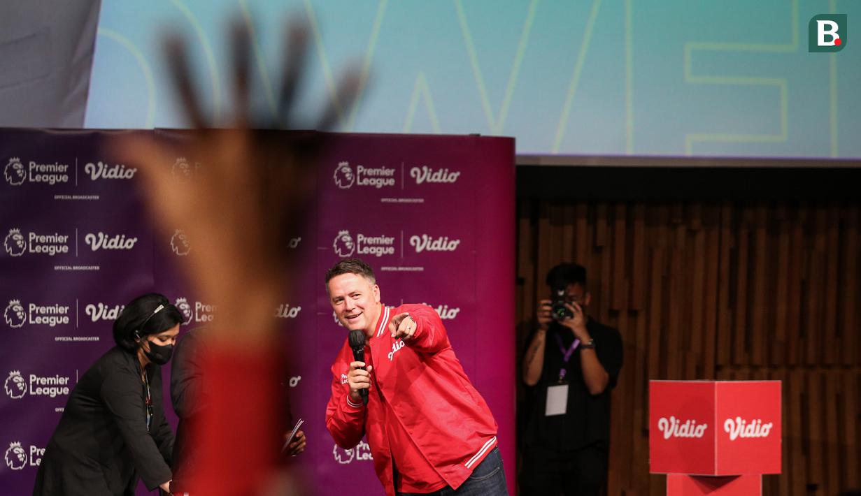 <p>Mantan pemain Manchester United dan Liverpool, Michael Owen menunjuk peserta yang mengajukan pentanyaan saat acara Meet and Greet with Michael Owen di SCTV Tower, Senayan, Jakarta, Minggu (21/08/2022). (Bola.com/Bagaskara Lazuardi)</p>