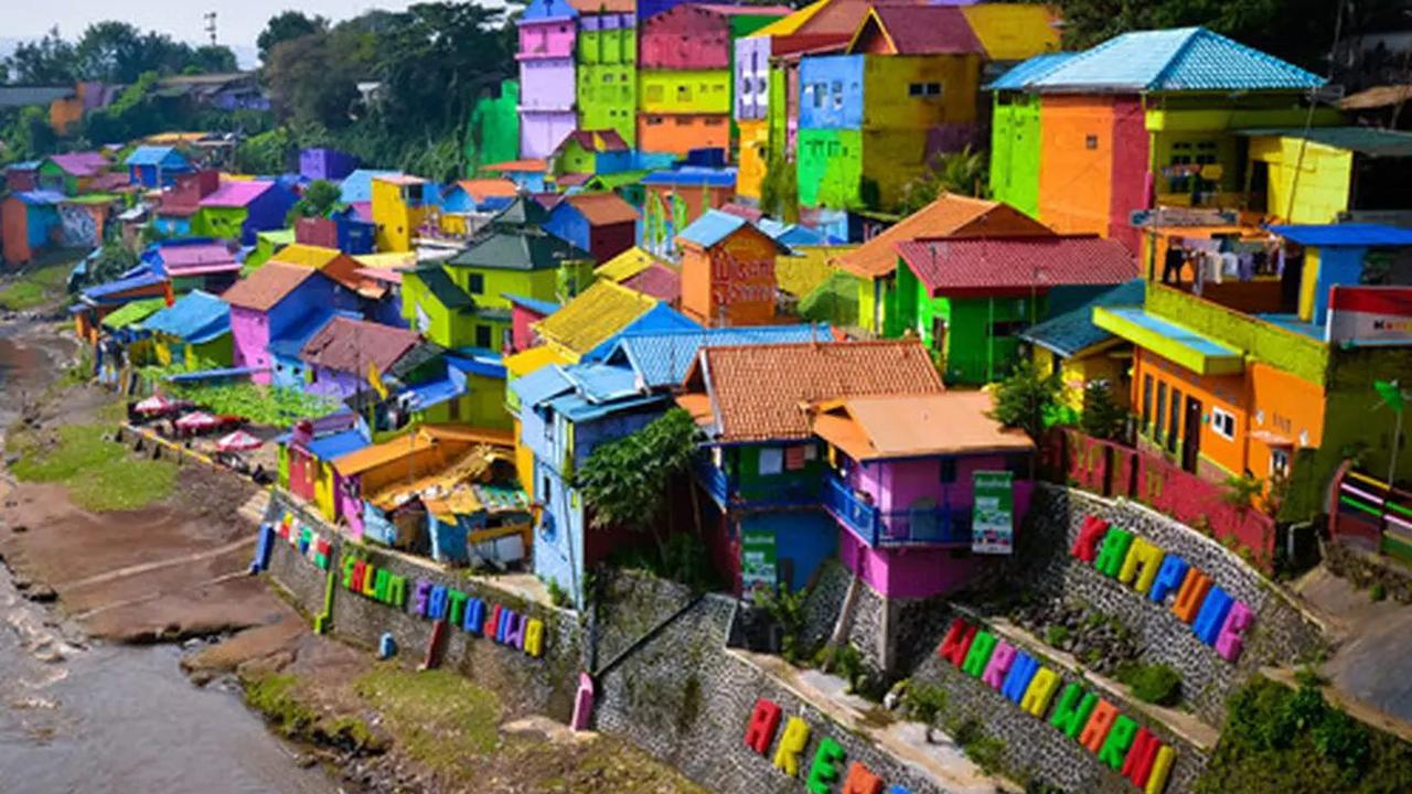 6. Kampung Warna-Warni: Dari Kumuh menjadi Kanvas Warna-Warni