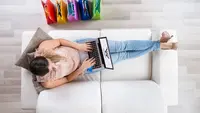 Ilustrasi pengguna e-commerce sedang belanja online/Shutterstock-Andrey_Popov.