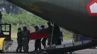Petugas mengeluarkan peti jenazah dari pesawat Hercules bernomor ekor 1321 ke pesawat pengganti jenis CN 295, di Lanud Soewondo, Medan, Jumat (3/7). Pemindahan tersebut karena muncul percikan api di bagian kokpit Hercules C-130. (Liputan6.com/Johan Tallo)