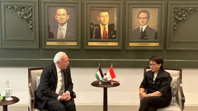 Menteri Luar Negeri RI Retno Marsudi menerima kedatangan Utusan Khusus Presiden Palestina Riyad Al Maliki di Gedung Pancasila, Senin (19/8/2024). (Liputan6/Benedikta Miranti)
