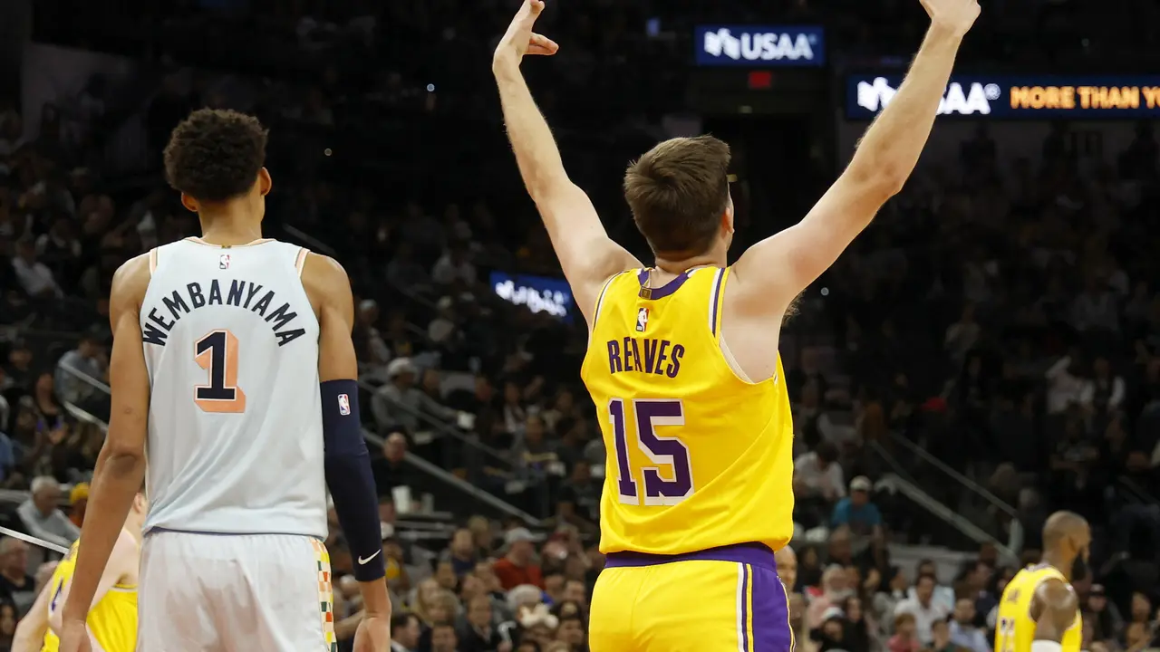 Selebrasi pemain Lakers Austin Reaves saat mengalahkan Spurs di NBA 2024/2205