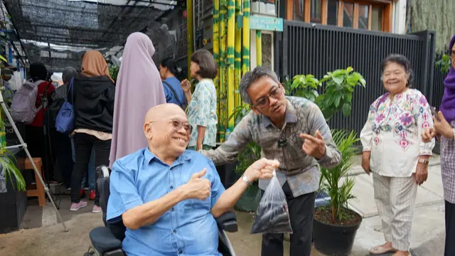 Penyandang disabilitas turut serta melihat cara RT 08 RW 04 Kelurahan Malaka Jaya dalam melakukan inovasi lingkungan.