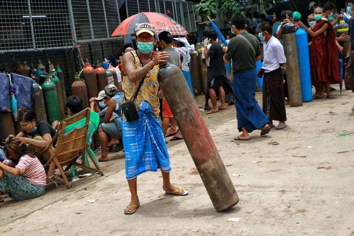 Kasus COVID-19 Melonjak, Warga Myanmar Antre Isi Ulang Oksigen