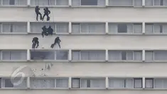 Prajurit TNI menuruni gedung hotel dengan tali untuk membebaskan sandera saat Latihan Penanggulangan Anti Teror (Latgultor) di Lapangan Banteng, Jakarta, Selasa (9/6/2015). (Liputan6.com/Herman Zakharia)