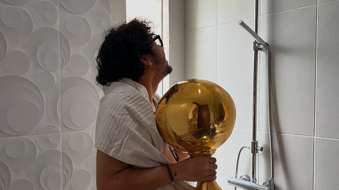 Kocak Banget, Aksi Kunto Aji Bawa Piala Kemenangan 'BAHKAN VOLI 2' ke Kamar Mandi hingga Tidur Bareng Pakai Selimut