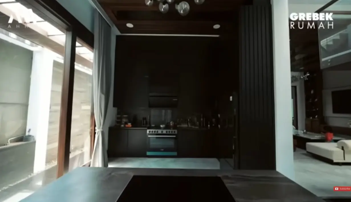 Area dapur juga dengan nuansa gelap. Influenser ini mengaku suka masak sehingga memiliki dapur yang nyaman. [Youtube/AH]