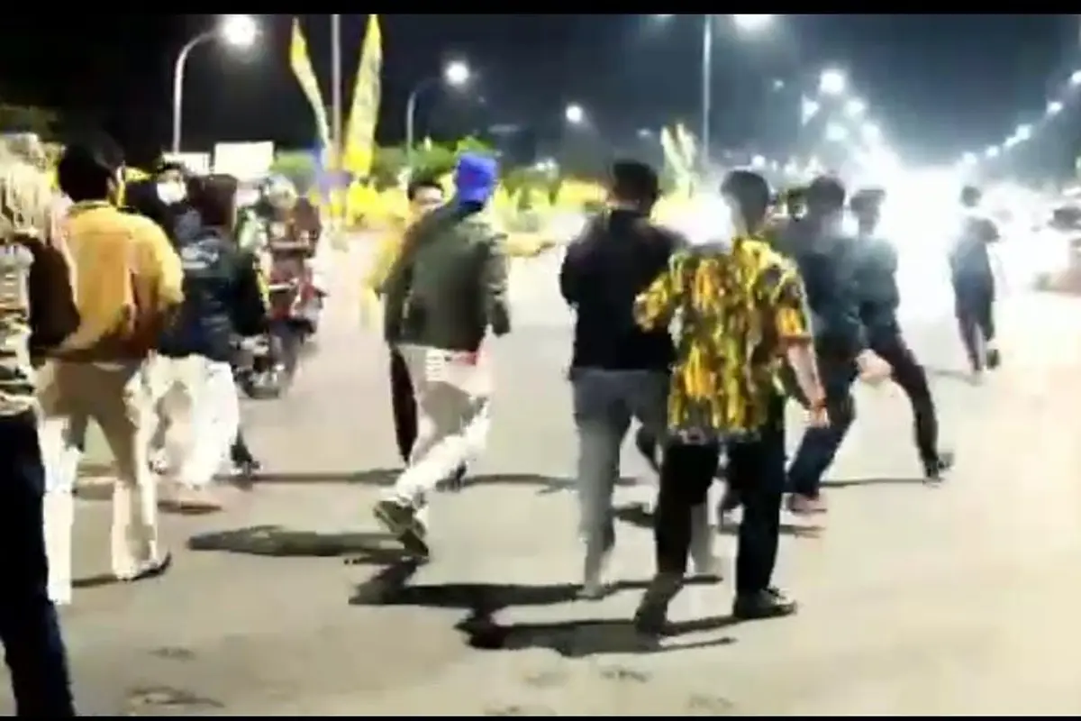 Tangkapan layar video penganiayaan massa aksi di Makassar (Liputan6.com/Fauzan)