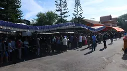Lokasi stan penukaran tiket tersebut bertempat di eks Bandara Selaparang, Kota Mataram, Lombok. (Bola.com/Ade Yusuf Satria)