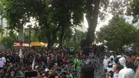 Pihak Kementerian Perhubungan (Kemenhub) mendatangi massa pengendara ojek online (ojol) yang demo di Jalan Medan Merdeka Barat, Jakarta Pusat, Rabu (5/1/2021). (Liputan6.com/Muhammad Radityo Priyasmoro)