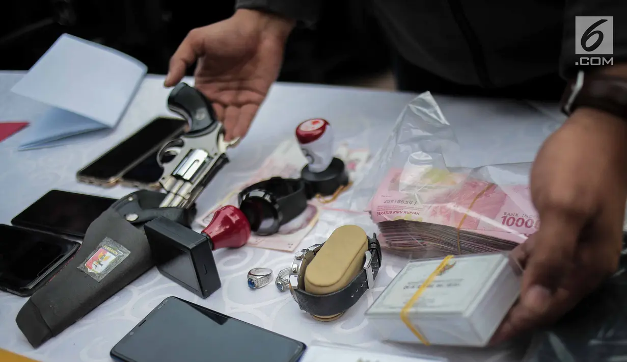 Sejumlah barang bukti ditunjukkan saat rilis pengungkapan sindikat kejahatan properti di Jakarta, Senin (5/8/2019). Subdit 2 Harda Dit Reskrimum PMJ mengamankan 5 tersangka dengan barang bukti seperti sertifikat palsu korban dan satu buah laptop. (Liputan6.com/Faizal Fanani)