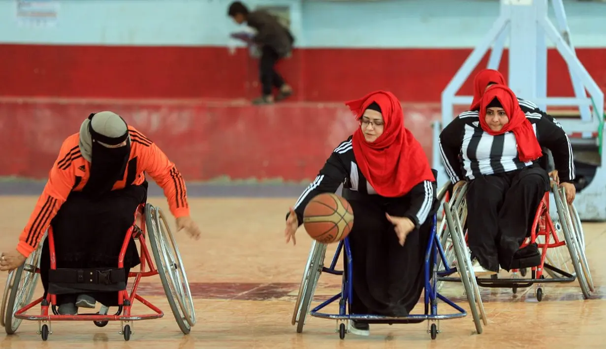 Wanita penyandang disabilitas mengambil bagian dalam kejuaraan bola basket kursi roda lokal di Sanaa, Yaman, 8 Desember 2019. Sanaa telah berada di bawah kendali pemberontak sejak 2014. (MOHAMMED HUWAIS/AFP)