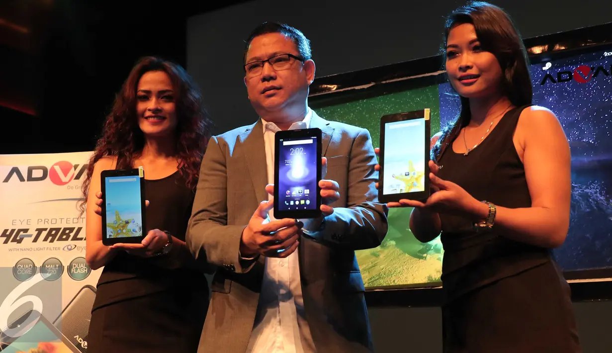 Marketing Director Advan Tjandra Lianto (tengah) menunjukan tablet terbaru Advan i7 di Jakarta, Selasa (29/3). Tablet Advan i7 yang dilengkapi teknologi eye protection berupa nano optical film pertama. (Liputan6.com/Angga Yuniar)