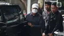 Gubernur Bengkulu, Rohidin Mersyah (kiri mengenakan masker) saat tiba di Gedung Merah Putih Komisi Pemberantasan Korupsi (KPK), Jakarta, Minggu (24/11/2024). (Liputan6.com/Angga Yuniar)