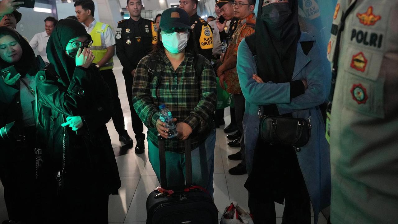 FOTO: Gelombang Pertama Evakuasi WNI dari Iran Tiba di Tanah Air