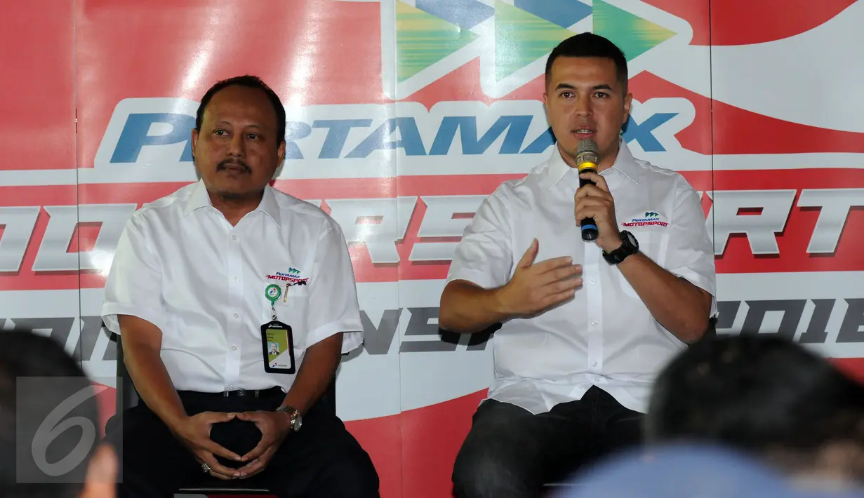Pereli, Rifat Sungkar (kanan) memberikan keterangan saat peluncuran Pertamax Motorsport Program di Jakarta, Kamis (14/4/2016). Pertamax Motorsport Program merupakan bentuk dukungan terhadap olahraga otomotif. (Liputan6.com/Helmi Fithriansyah)