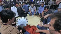 Warga Kurdi berkumpul di pasar yang populer di Arbil, Iran untuk bermain permainan tradisional saat Ramadhan salah satunya Mheibes. (Safin Hamed / AFP)