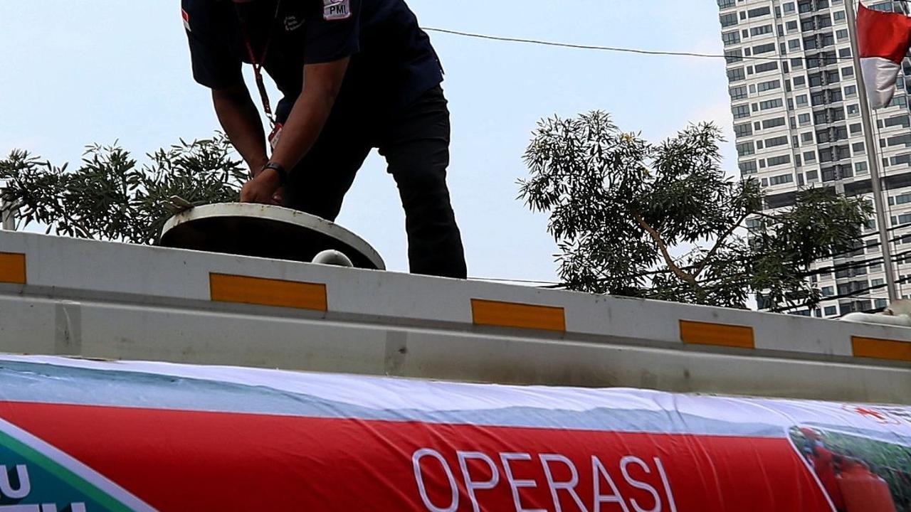 PMI memobilisasi 150 mobil tangki air dan 150
mobil pikap air untuk didistribusikan di wilayah terdampak kekeringan di Indonesia.