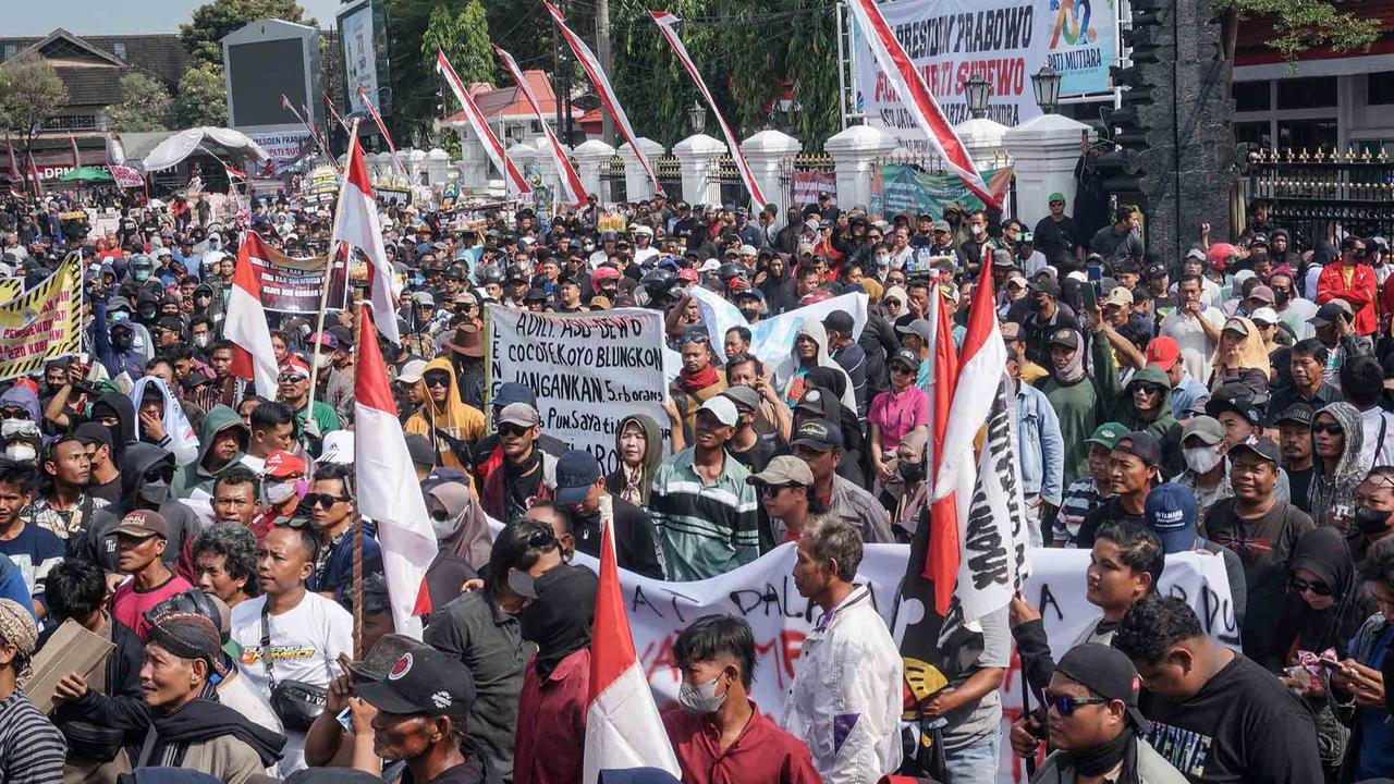 FOTO: Pati Bergejolak, 100 Ribu Massa Turun ke Jalan