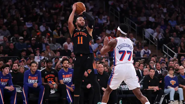 Aksi pemain Knicks Jalen Brunson saat melawan Sixers di playoff NBA 2026