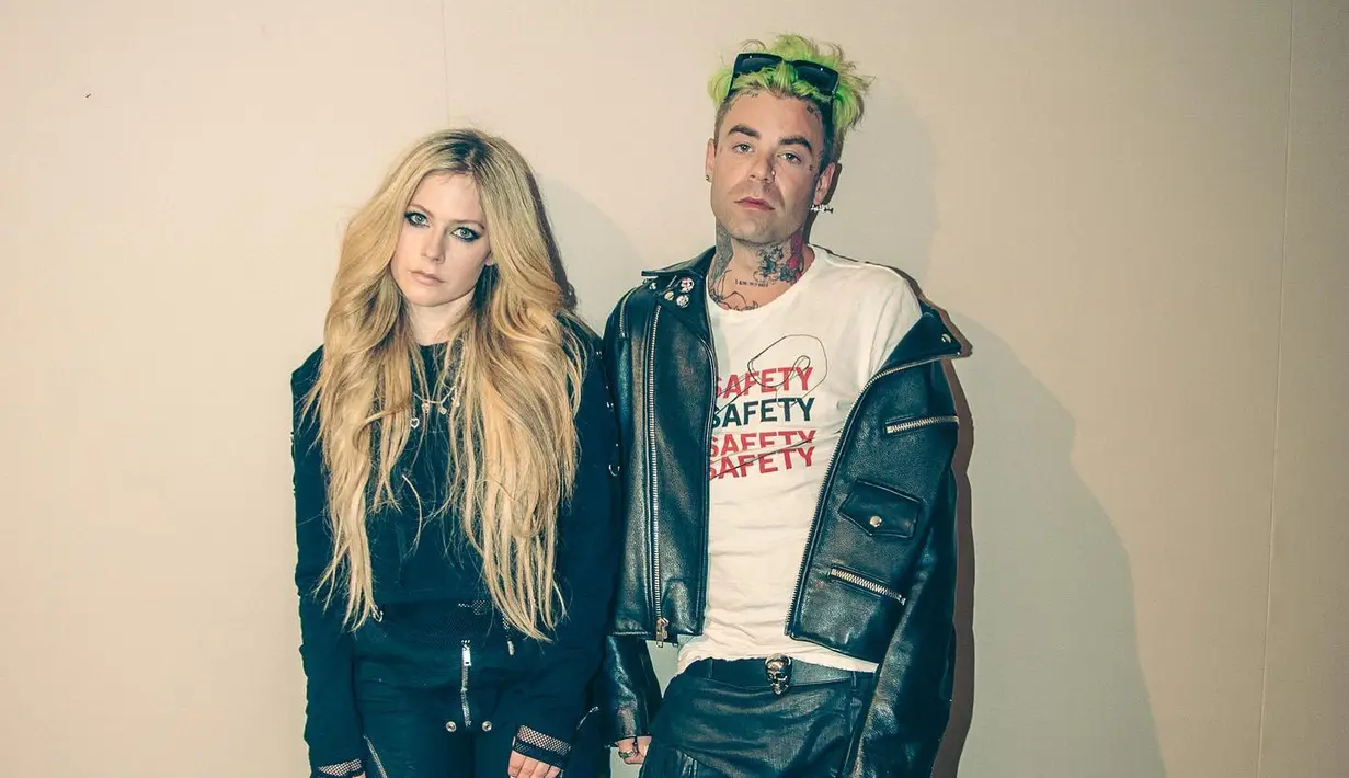 Gaya kencan rockstar yang tetap memilih all-black sampai ke sepatu (Foto: Instagram @modsun)