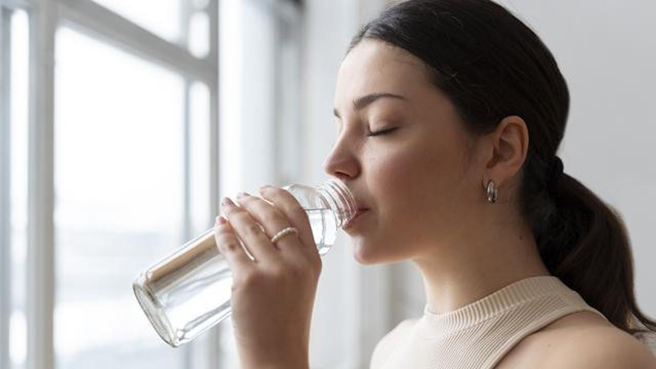 Minum Air Putih Saat Makan, Baik atau Buruk? Ini Penjelasannya