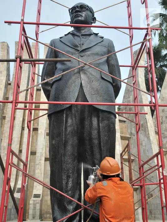 Pekerja Pusat Konservasi Dinas Pariwisata dan Kebudayaan Provinsi DKI Jakarta mengonservasi patung proklamator Mohammad Hatta di Taman Proklamasi, Jakarta, Kamis (8/8/2019). Konservasi dua patung proklamator dan Tugu Proklamasi dalam rangka menyambut HUT ke-74 RI. (merdeka.com/Iqbal Nugroho)