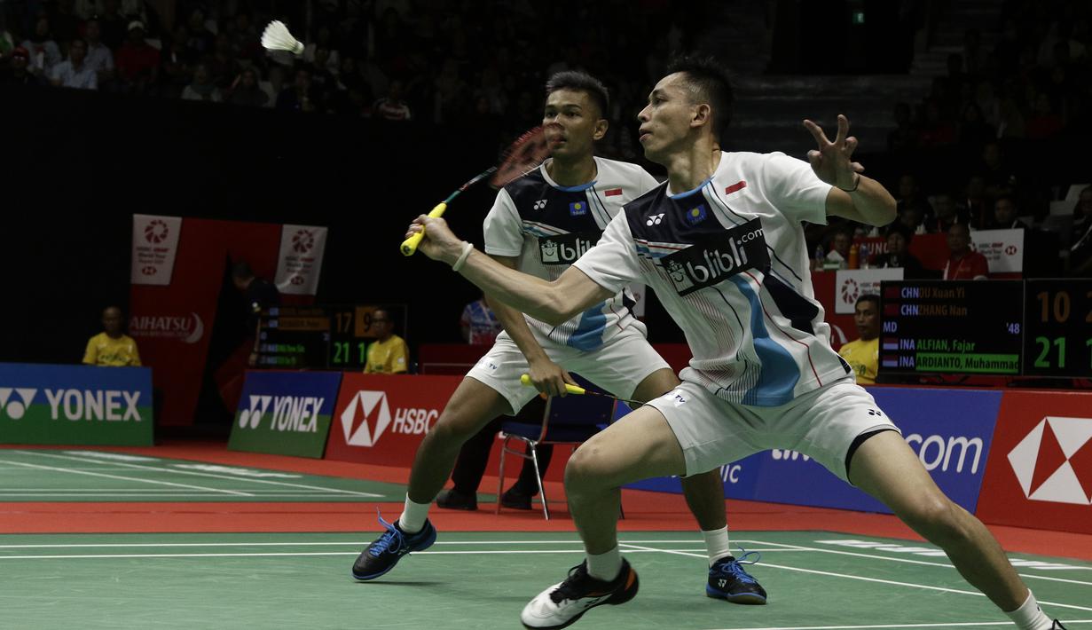 Ganda Putra Indonesia, Fajar Alfian/Muhammad Rian, saat menghadapi ganda China, Xuan Yi Ou/Zhang Nan, pada laga Indonesia Masters 2020 di Istora, Jakarta, Kamis (16/1). Fajar/Rian unggul 21-10, 12-21 dan 21-19. (Bola.com/Yoppy Renato)