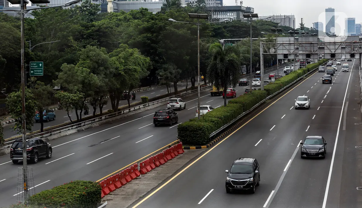 Sejumlah kendaraan melintasi jalan tol dalam kota di Jakarta, Rabu (9/2/2022). PT Jasa Marga berencana menaikkan tarif tol dalam kota pada ruas Tol Cawang-Tomang-Pluit dan Cawang-Tanjung Priok-Ancol Timur-Jembatan Tiga/Pluit sebesar Rp500. (Liputan6.com/Johan Tallo)
