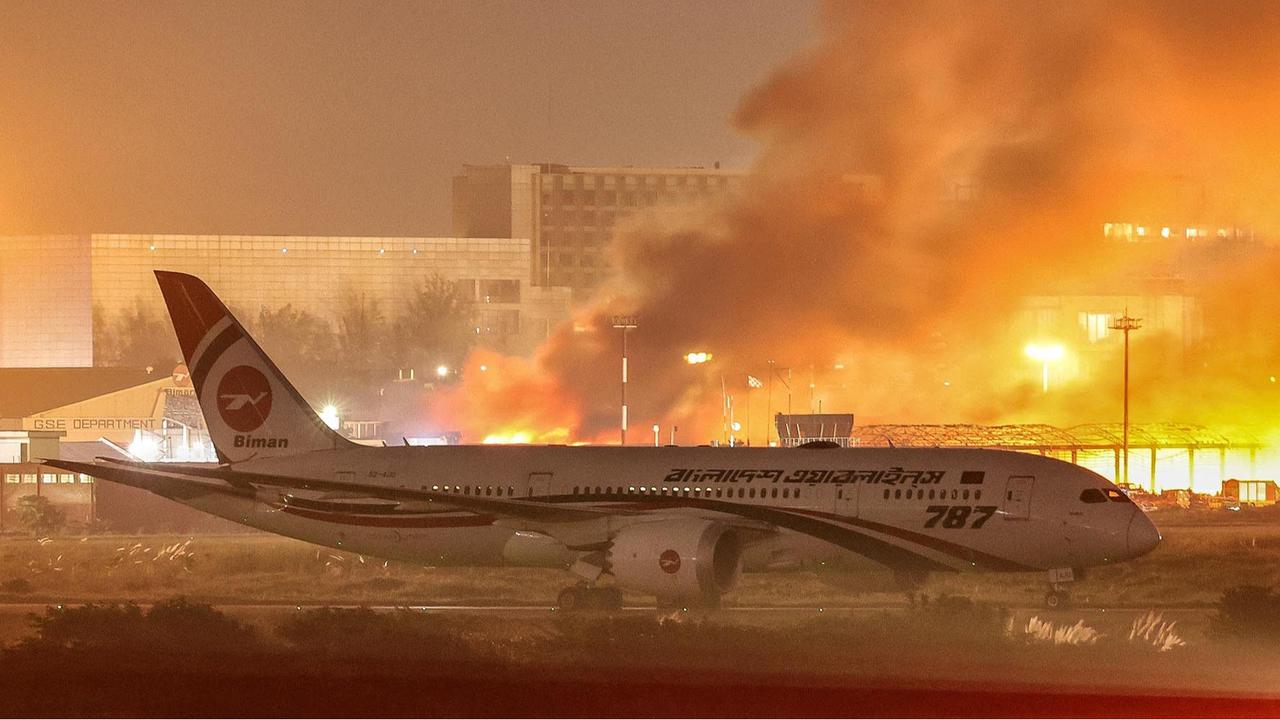 FOTO: Kebakaran Dahsyat Lumpuhkan Bandara Internasional Dhaka, Seluruh Penerbangan Dibatalkan