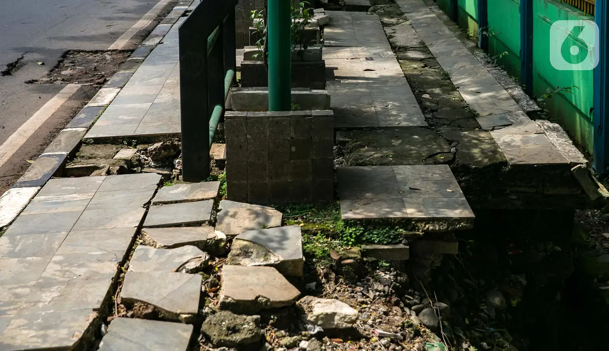 Kondisi trotoar yang rusak di kawasan Blok S, Jakarta, Kamis (4/3/2021). Revitalisasi trotoar di kawasan Kebayoran Baru bakal dimulai pada Mei dan ditargetkan selesai Desember tahun ini. (Liputan6.com/Faizal Fanani)
