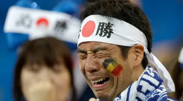 Suporter Jepang menangis usai pertandingan melawan Belgia pada babak 16 besar Piala Dunia 2018 di Rostov Arena, di Rostov-on-Don, Rusia, (2/7). Jepang takluk dengan dramatis atas Rusia 3-2. (AP Photo / Petr David Josek)