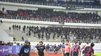Momen kericuhan yang melibatkan kelompok suporter pendukung PSIS Semarang, Snex, dengan suporter PSS Sleman pada laga yang berlangsung di Stadion Jatidiri, Semarang, Minggu (2/4/2023). (DOK PSIS)